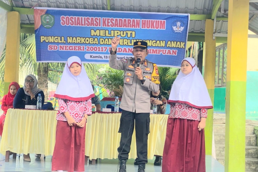 Kasat Binmas Polres Padangsidimpuan, AKP Sulaiman Rangkuti, saat memberi sosialisasi dan materi terkait kesadaran hukum bagi siswa-siswi SD Negeri 200117