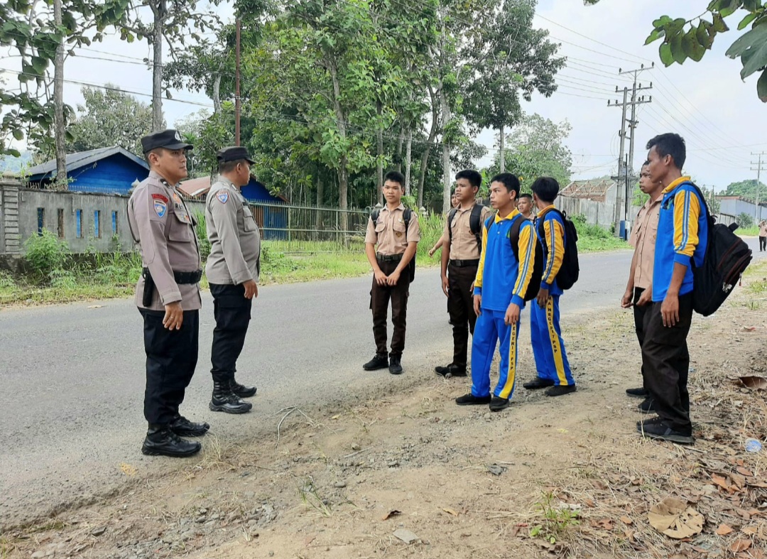 Bhabinkamtibmas Polsek Batunadua, Bripka Herman Saleh Harahap dan Aipda Reki Susanti, saat mengajak dan menyosialisasikan keselamatan berlalulintas ke siswa
