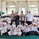 Kapolres Padangsidimpuan, AKBP Dr Wira Prayatna, didampingi Kasat Binmas, AKP S Rangkuti, berfoto bersama Ketua Yayasan Hajija Amalia Sari, Saripuddin Siregar, serta para santri dan santriwati