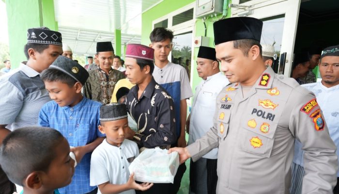 Usai Salat Jumat Berjamaah, AKBP Yasir Bagikan Ratusan Nasi Kotak di Paluta