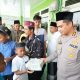 Kapolres Tapsel, AKBP Yasir Ahmadi, dan lainnya, saat membagikan nasi kotak kepada jamaah Masjid Emplasmen PT Tapian Nadenggan, usai melaksanakan salat Jumat berjamaah