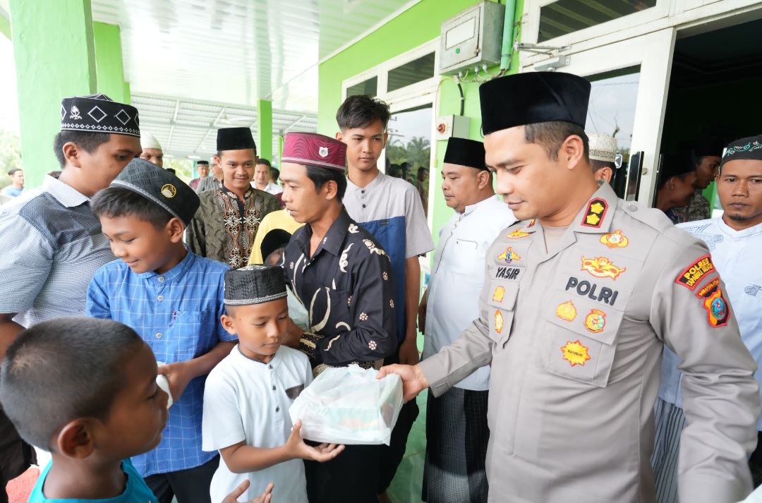 Kapolres Tapsel, AKBP Yasir Ahmadi, dan lainnya, saat membagikan nasi kotak kepada jamaah Masjid Emplasmen PT Tapian Nadenggan, usai melaksanakan salat Jumat berjamaah