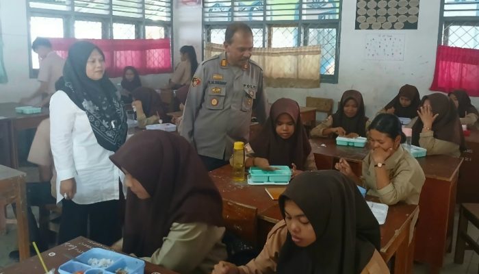 Kapolsek Cek Uji Coba MBG di SMAN 1 Batang Angkola, Siswa Riang Gembira