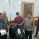 Kapolres Padangsidimpuan, AKBP Dr Wira Prayatna, didampingi Kasat Reskrim, AKP H Naibaho, dan Kasi Humas, AKP K Sinaga, bersama Rektor UMTS, Muhammad Darwis, saat menunjukkan satu unit sepeda motor Vespa sprint milik satu dari dua terduga pelaku penipuan dan penggelapan yang juga oknum Mahasiswa, NML