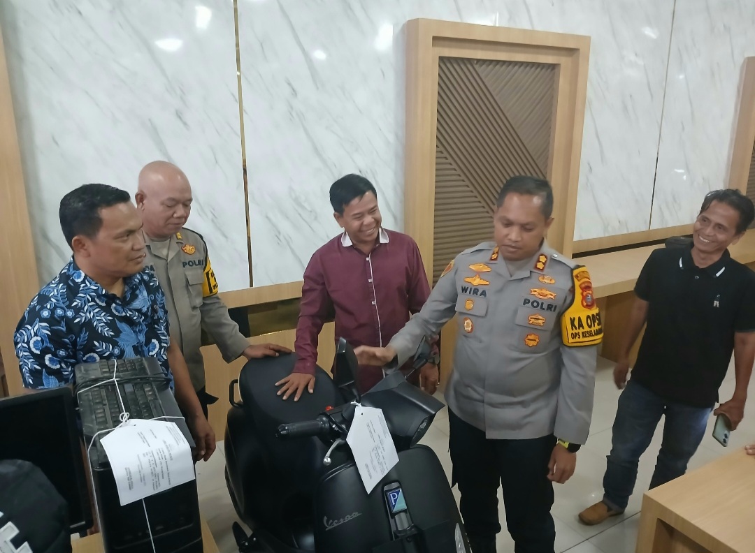 Kapolres Padangsidimpuan, AKBP Dr Wira Prayatna, didampingi Kasat Reskrim, AKP H Naibaho, dan Kasi Humas, AKP K Sinaga, bersama Rektor UMTS, Muhammad Darwis, saat menunjukkan satu unit sepeda motor Vespa sprint milik satu dari dua terduga pelaku penipuan dan penggelapan yang juga oknum Mahasiswa, NML