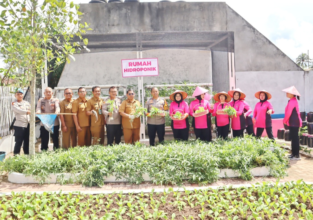 Kapolres Padangsidimpuan, Dr Wira Prayatna, bersama Forkopimda di sela acara launching penguatan program pangan lestari di Asrama Polri Sitataring