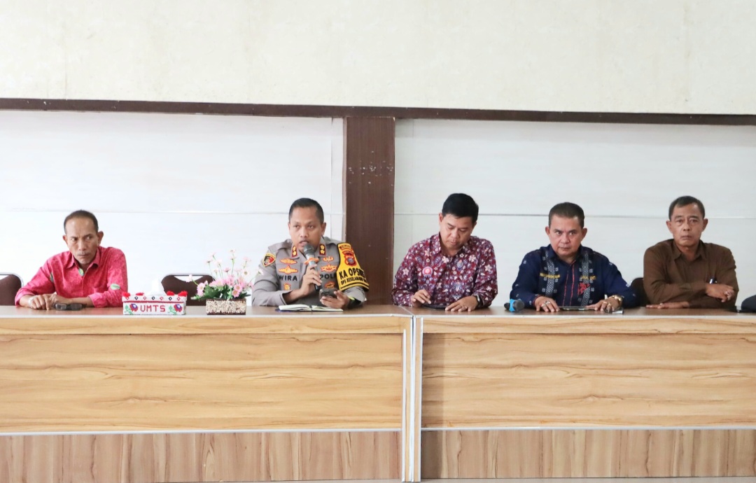 Kapolres Padangsidimpuan, AKBP Dr Wira Prayatna, bersama Rektor UMTS, Muhammad Darwis, dan lainnya, saat menerima audiensi Mahasiswa terkait kasus dugaan penggelapan di lingkungan Kampus tersebut