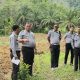 Kalapas, Mathrios Hutasoit, saat memberi arahan ke jajarannya, untuk mempercepat persiapan lahan pertanian bawang merah di Lapas Kelas IIB Padangsidimpuan guna mendukung program ketahanan pangan