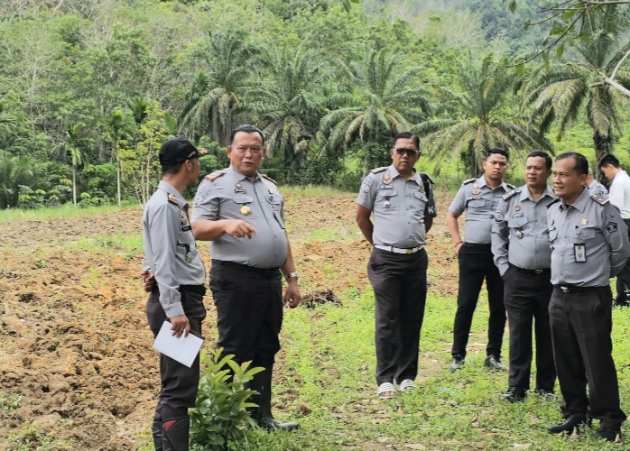 Kalapas, Mathrios Hutasoit, saat memberi arahan ke jajarannya, untuk mempercepat persiapan lahan pertanian bawang merah di Lapas Kelas IIB Padangsidimpuan guna mendukung program ketahanan pangan