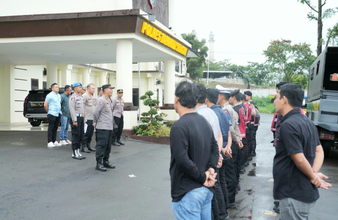 Kabag Ops Polres Tapsel, AKP Adi Haryono, bersama Ps Kabag Log, AKP Haposan Harahap, Kasat Reskrim, Iptu Agus Purnomo, Kasat Narkoba, AKP Ivan Robert Sitompul, dan Kasat Samapta, AKP Tona Simanjuntak, memimpin Apel keberangkatan Patroli mandah bagi para personel ke PT Tindoan Bujing, Padang Lawas Utara