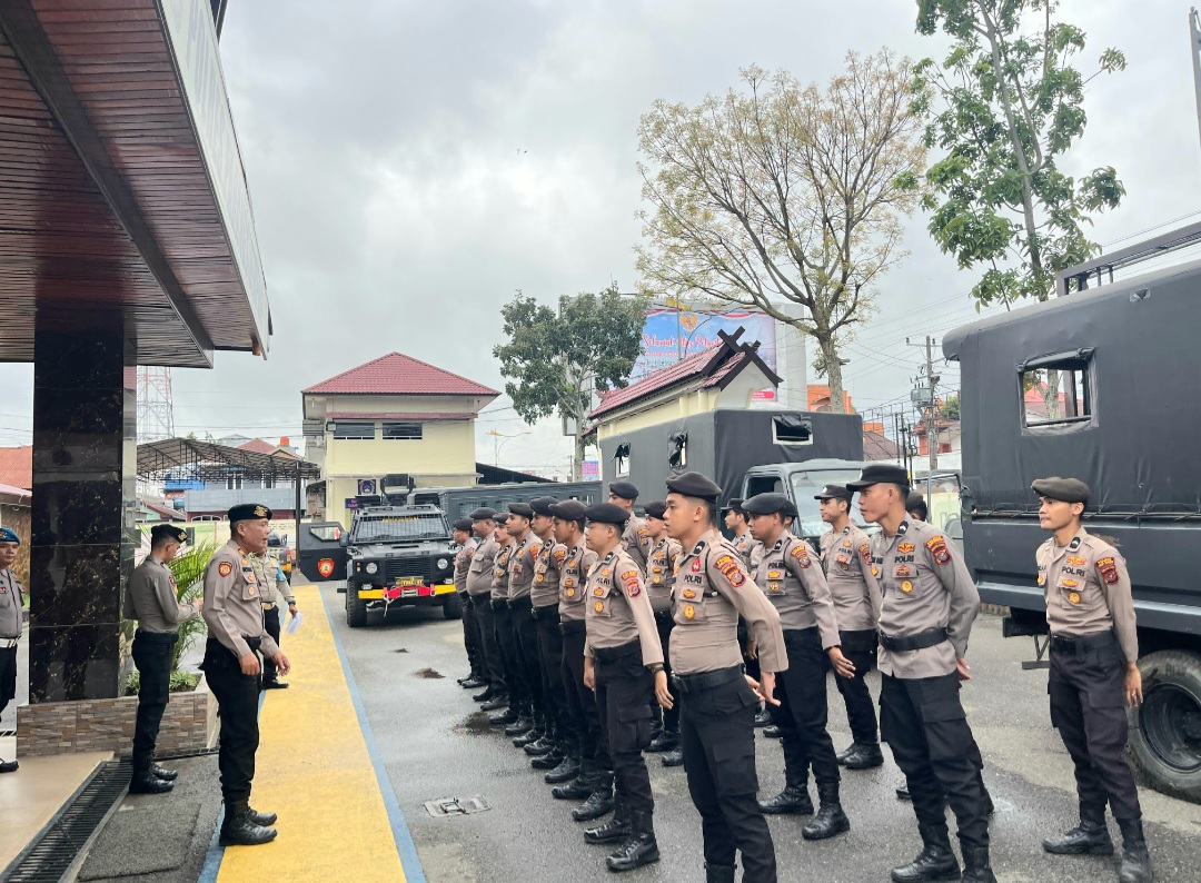 Kasat Samapta Polres Padangsidimpuan, AKP Irwan, saat memberi arahan ke BKO personel Pam penetapan pasangan Bupati-Wabup Madina