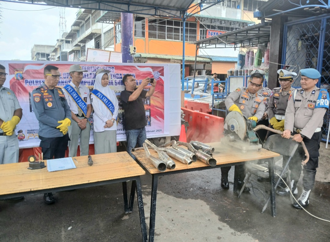 Kapolres Padangsidimpuan, AKBP Dr Wira Prayatna, disaksikan pihak-pihak terkait lainnya memusnahkan knalpot brong yang tidak sesuai standar dengan menggunakan gerinda