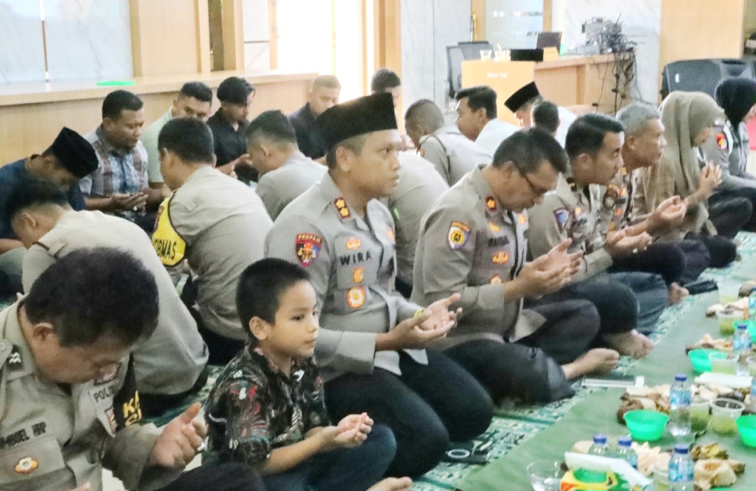 Kapolres Padangsidimpuan, AKBP Dr Wira Prayatna, saat mengumpulkan anggota untuk bersama-sama melaksanakan acara punggahan dalam rangka menyambut bulan suci Ramadan 1446 H