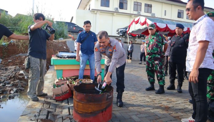 Perangi Maksiat, Puluhan Botol Miras dan 3 Mesin Judi Dimusnahkan Polres Tapsel