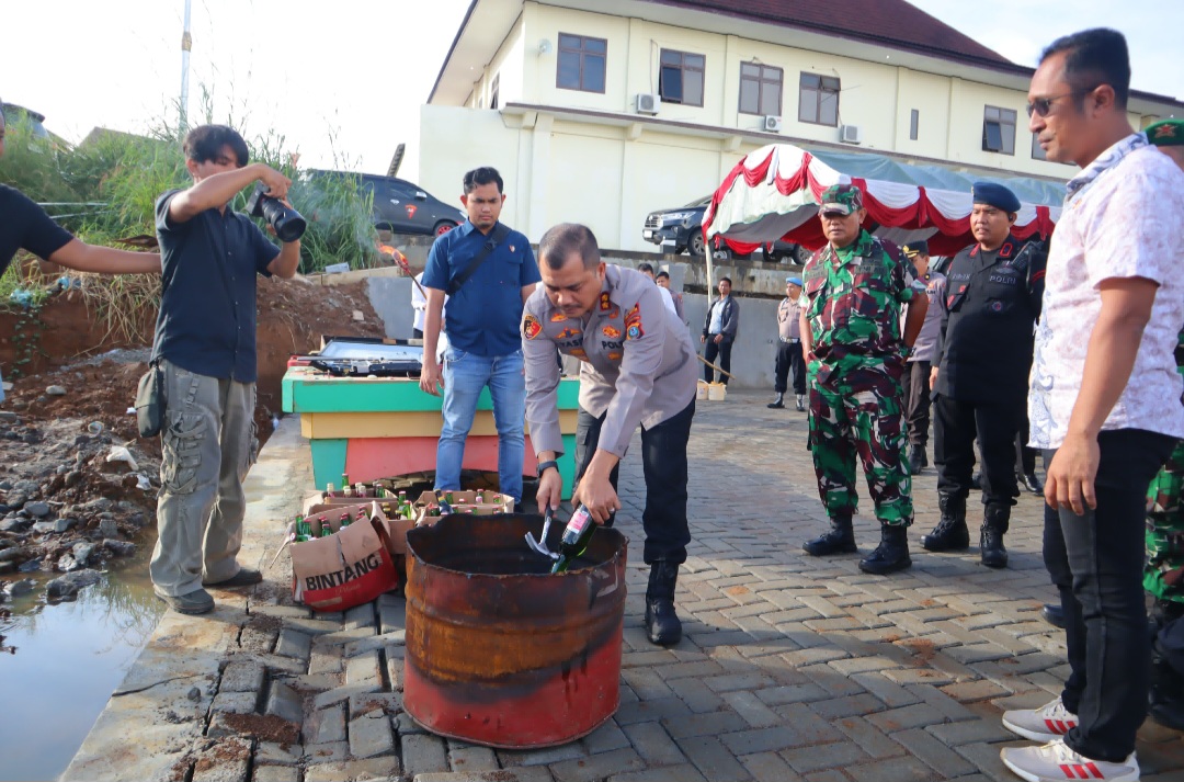Kapolres Tapsel, AKBP Yasir Ahmadi, saat memimpin pemusnahan barang bukti tindak pidana perjudian