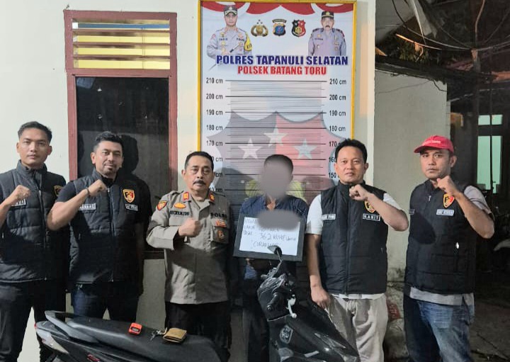 Kapolsek Batang Toru, AKP RN Tarigan, didampingi Kanit Reskrim, Ipda Hary Agus Pohan, dan anggota usai mengamankan seorang pekebun terduga pelaku pencurian sepeda motor inisial, DP alias Gondrong, berikut barang buktinya