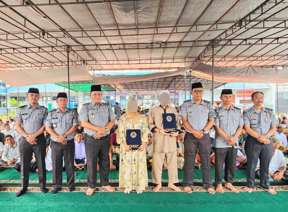 Kalapas Kelas IIB Padangsidimpuan, Mathrios Zulhidayat Hutasoit, menyerahkan remisi khusus secara perwakilan dan disaksikan ratusan WBP lainnya