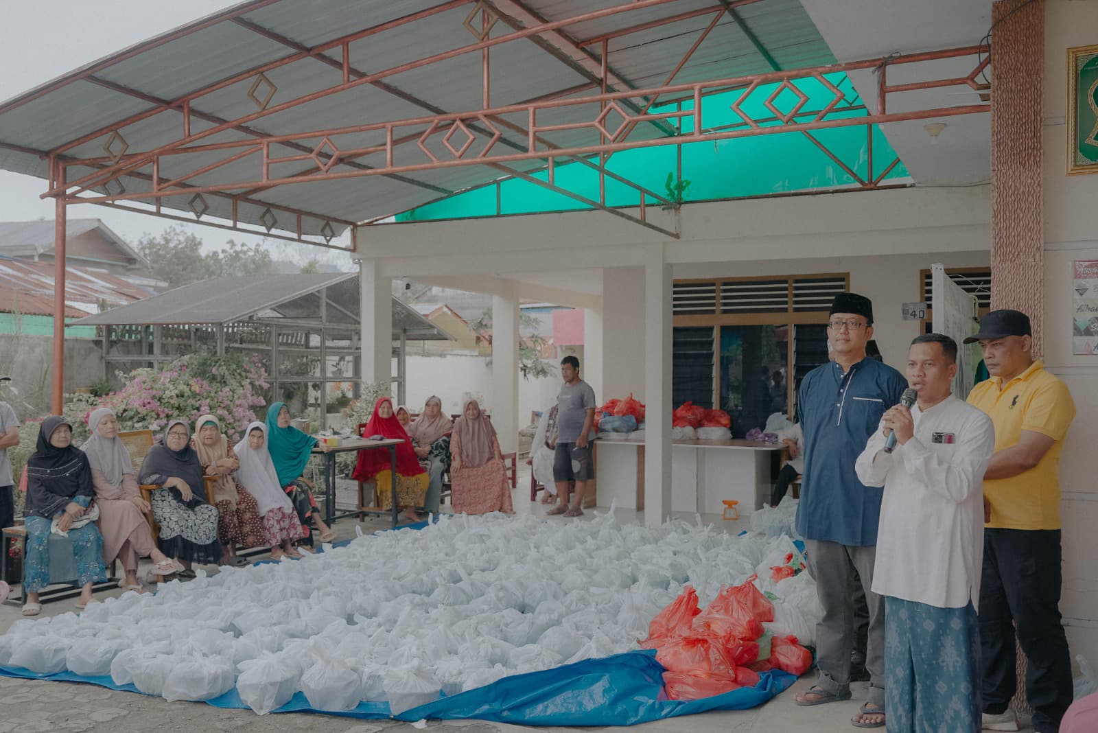 Berikut ratusan paket berisi daging sapi dan sembako dari Kapolres Tapsel, AKBP Yasir Ahmadi, yang dibagikan pada hari pertama puasa Ramadan 1446 H