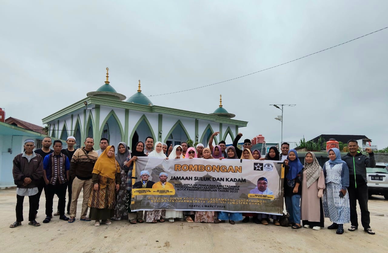 Rombongan jamaah PPITTNI Kota Padangsidimpuan, yang akan berangkat mengikuti Suluk di Gedung Suluk Koto Tinggi