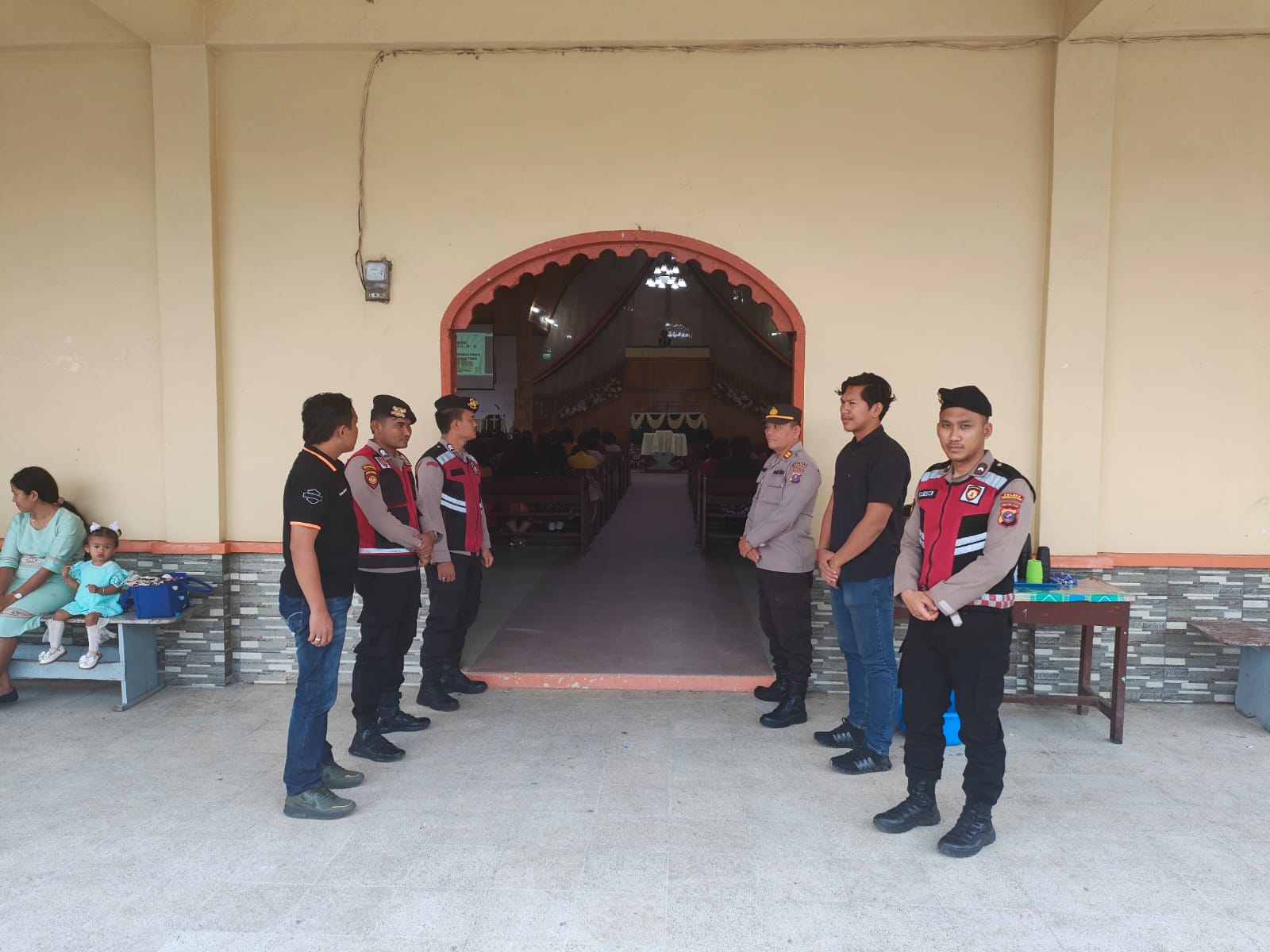 Pawas, Iptu Asjul Pane, dan anggota saat menggelar Patroli ibadah Minggu di Gereja, guna memberikan rasa aman dan nyaman bagi jemaat yang sedang beribadah