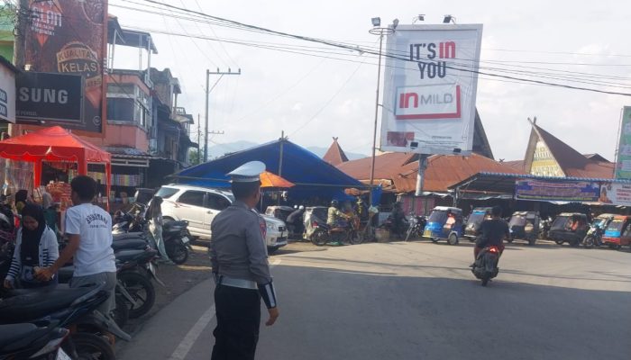 Masyarakat Berburu Takjil, Polsek Padang Bolak Hadir Gelar Penjagaan