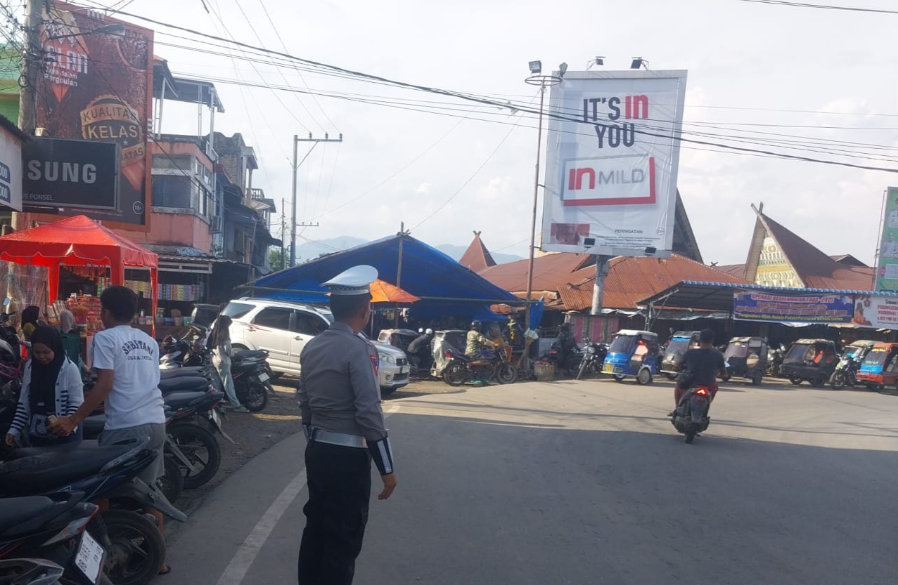 Personel Polsek Padang Bolak saat melaksanakan Gatur Pam Padat Sore di Jalan Merdeka, Kelurahan Pasar Gunung Tua