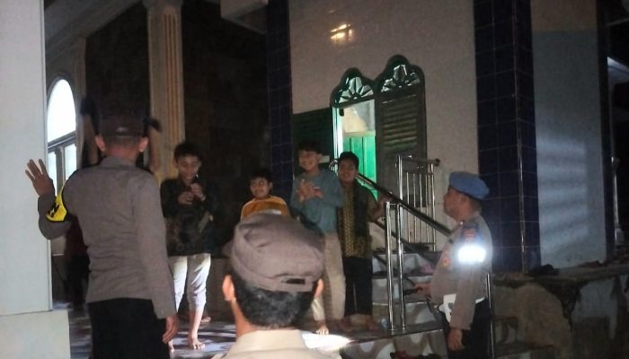 Saat Masyarakat Tarawih, Polsek SD Hole Lakukan Pengamanan