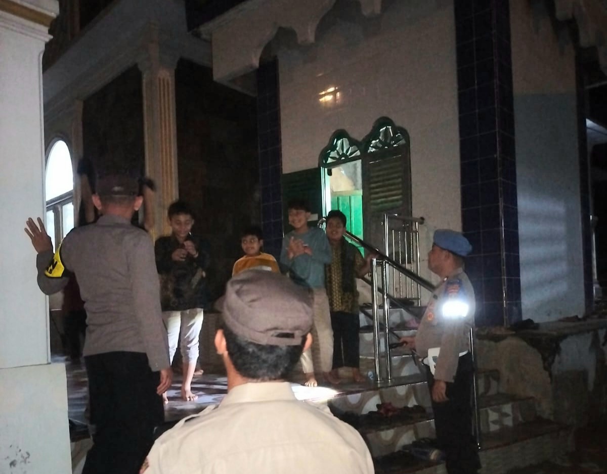 Sejumlah personel Polsek SD Hole, tampak siaga menggelar pengamanan di Baitur Rahim, Kelurahan Sipagimbar