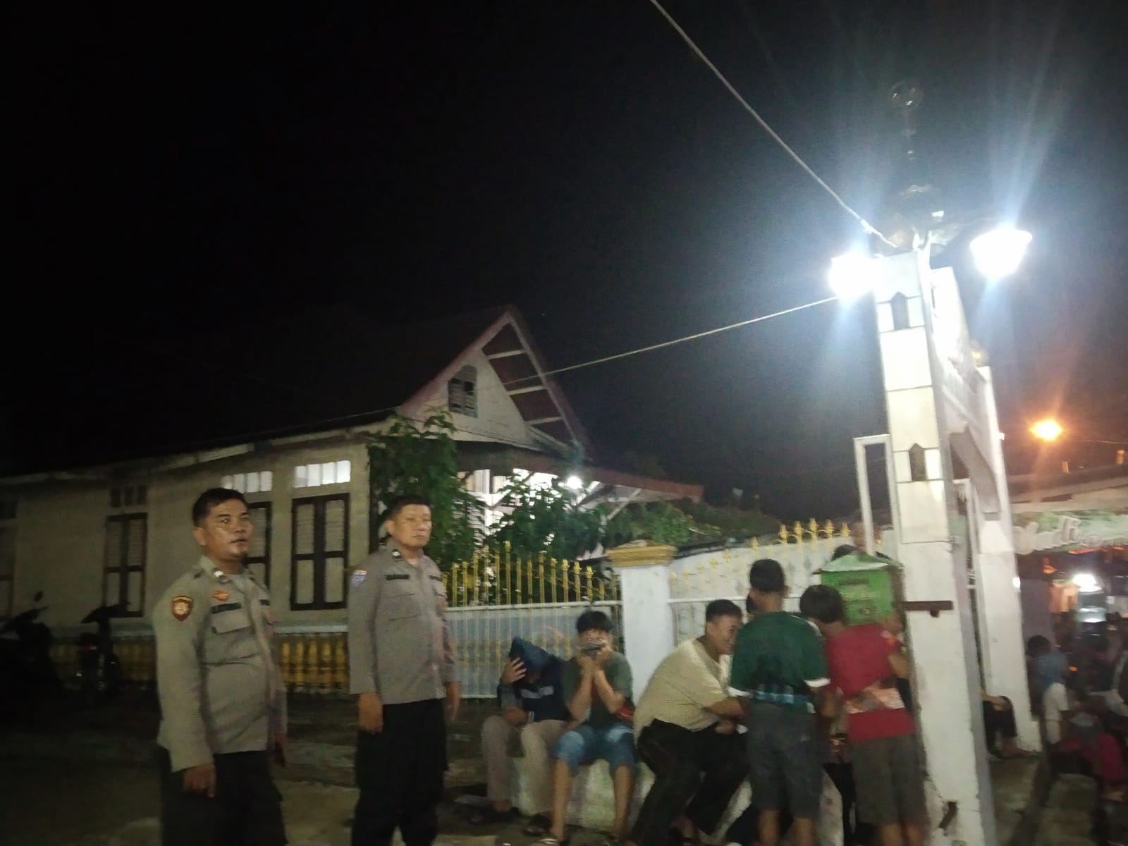 Sejumlah personel Polsek Batang Toru, tampak melaksanakan Patroli pengamanan salat Tarawih di beberapa Masjid seraya mengimbau anak-anak agar tak main petasan