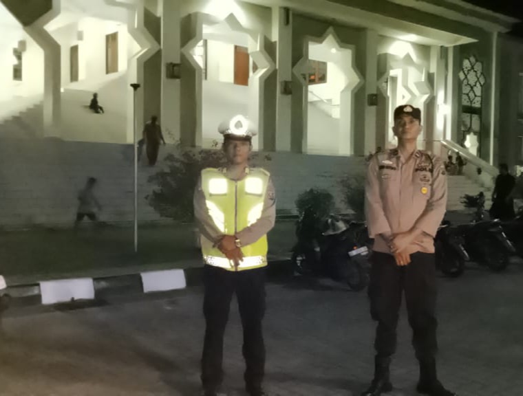 Sejumlah personel Polsek Padang Bolak, siaga menggelar Patroli salat Tarawih di Masjid Raya Pasar Gunung Tua