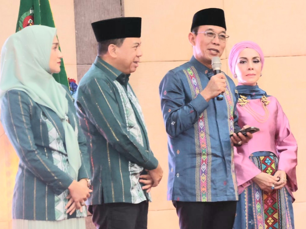 Bupati Tapsel, Gus Irawan Pasaribu, bersama istri didampingi Wakil Bupati Tapsel, Jafar Syahbuddin Ritonga, bersama istri saat acara pisah sambut Kepala Daerah setempat