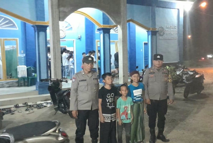 Personel Polsek Batang Toru saat menggelar Patroli pengamanan salat Tarawih di Masjid