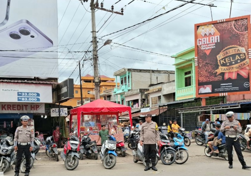 Meski tengah menjalani ibadah puasa Ramadan 1446 H, personel Polsek Padang Bolak tampak tetap semangat melaksanakan Gatur arus Lalin Pam Padat Sore