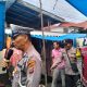 Personel Polsek Sipirok saat memberi imbauan ke masyarakat di Pasar