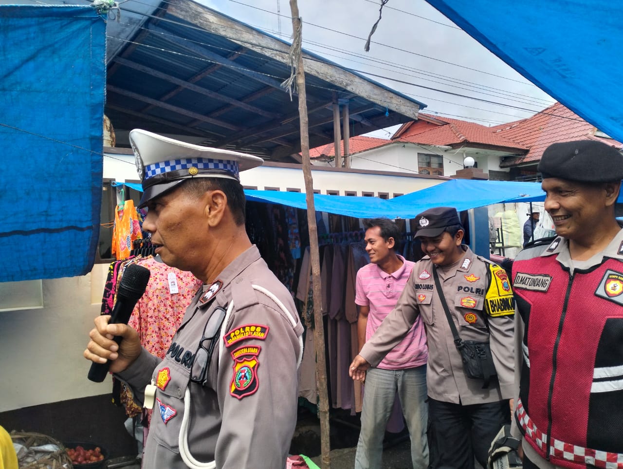 Personel Polsek Sipirok saat memberi imbauan ke masyarakat di Pasar