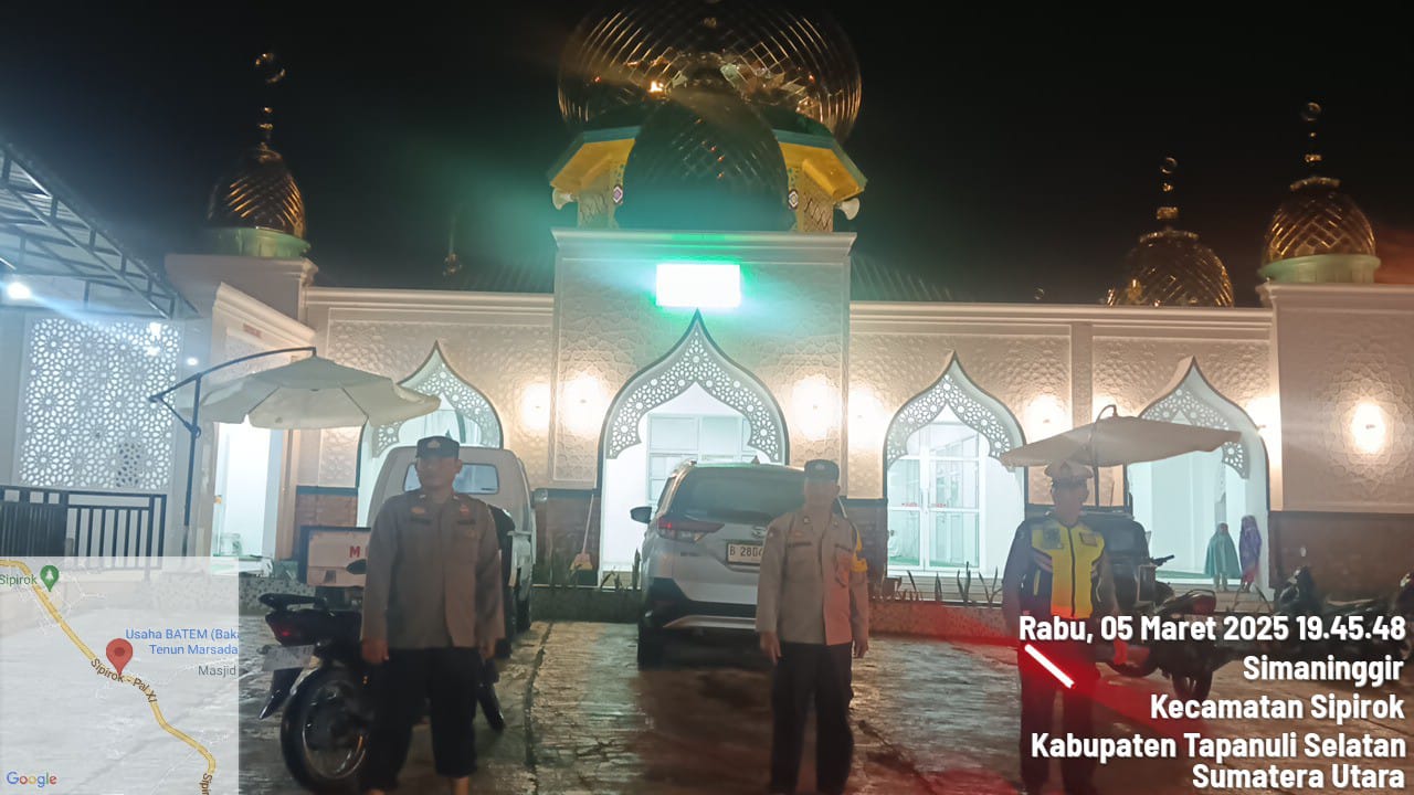 Sejumlah personel Polsek Sipirok, tampak siaga menggelar pengamanan di Masjid Al Munawwir dan Masjid Al Ikhlas Desa Simaninggir