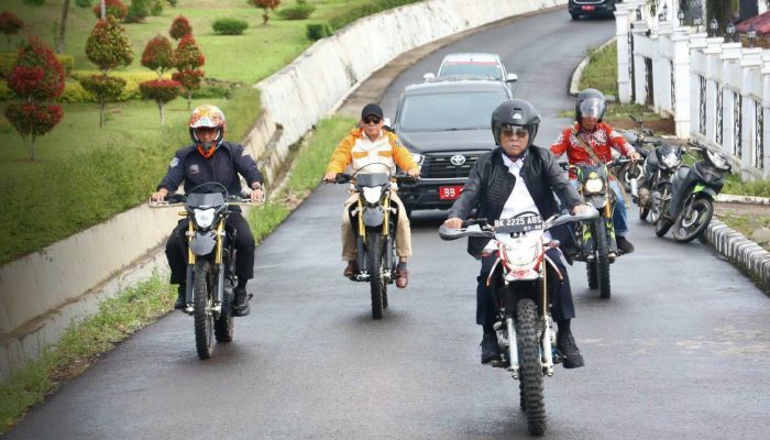 Naik Trail, Gus Irawan Tinjau Langsung Irigasi Rusak di Tapsel