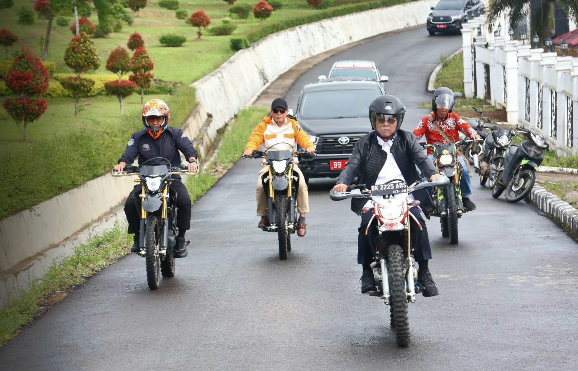 Bupati Tapsel, Gus Irawan Pasaribu, naik trail meninjau lokasi irigasi rusak
