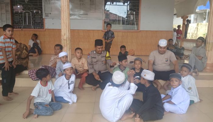 Bhabinkamtibmas Angkola Barat Imbau Anak-anak Tak Berisik di Masjid