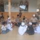 Bhabinkamtibmas Angkola Barat Polsek Batang Toru, Bripka Adam Pohan, mengimbau anak-anak agar tidak boleh berisik ketika berada di dalam Masjid