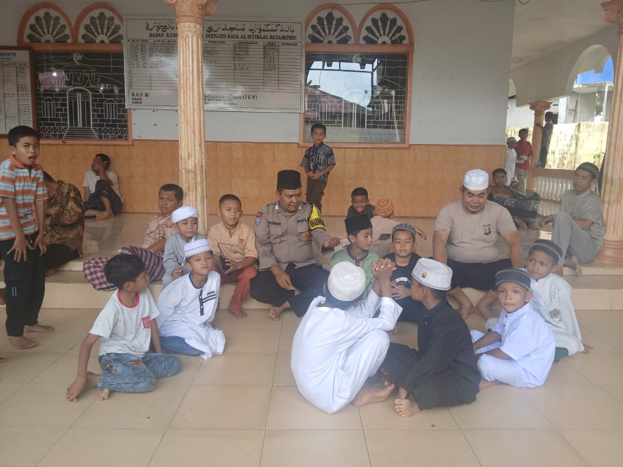 Bhabinkamtibmas Angkola Barat Polsek Batang Toru, Bripka Adam Pohan, mengimbau anak-anak agar tidak boleh berisik ketika berada di dalam Masjid