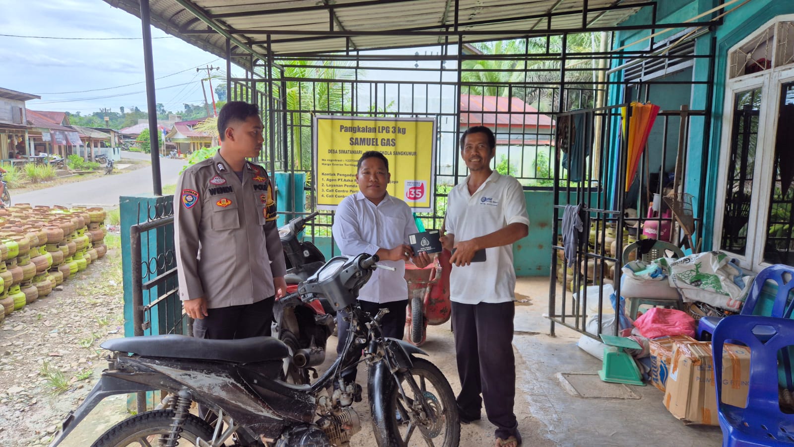 Kedua belah pihak yang sebelumnya sempat berselisih atas kasus dugaan menjual barang tanpa seizin pemiliknya bersalam-salaman dan bermaaf-maafan disaksikan Bhabinkamtibmas Polsek Batang Toru, Brigpol Wendi Pramono