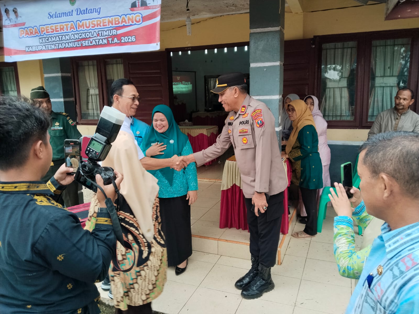 Kapolsek Sipirok, Iptu Aswin Manurung, dan Forkopimcam menyambut kedatangan Bupati Tapsel, Gus Irawan Pasaribu, dan rombongan dalam Musrenbang Kecamatan Angkola Timur
