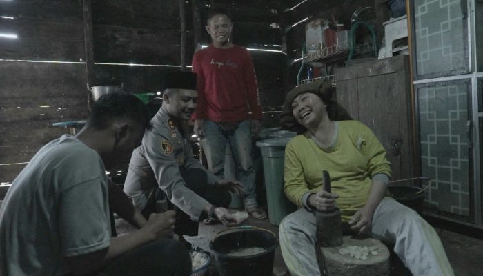 Hangatnya Ramadan, AKBP Yasir Tanpa Sekat dengan Pembuat Kolang-kaling dan Beri Bantuan