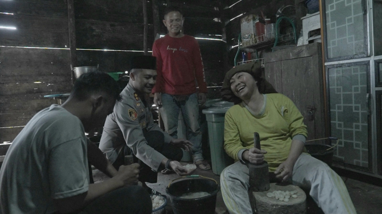 Suasana hangat tanpa jarak di bulan suci Ramadan terpancar kala Kapolres Tapsel, AKBP Yasir Ahmadi, bersilaturahmi ke pelaku UMKM kolang-kaling seraya memberi bantuan