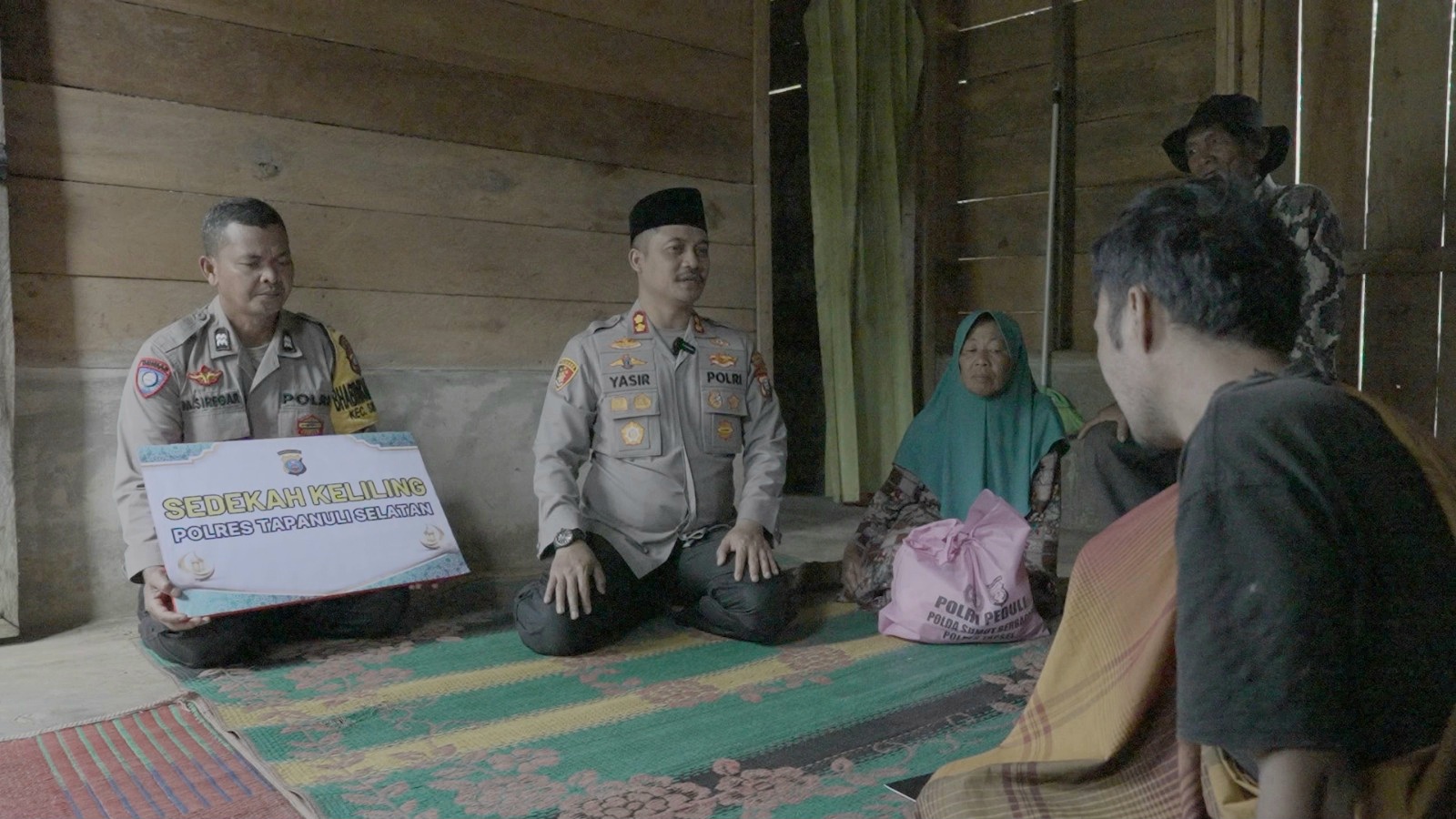 Kapolres Tapsel, AKBP Yasir Ahmadi, saat menyerahkan bantuan dalam program bertajuk, Sedekah Keliling, ke masyarakat yang menderita sakit menahun