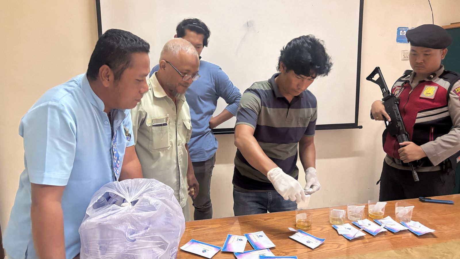 Puluhan Karyawan PT Barumun Agro Sentosa saat menjalani tes urine yang diinisiasi Tim Patroli gabungan Polres Tapsel