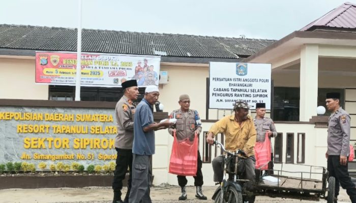 Jumat Berkah, Kapolsek Sipirok Beri Nasi Kotak Jelang Berbuka Puasa