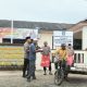 Kapolsek Sipirok, Iptu Aswin Manurung, bersama anggota tampak sibuk membagikan nasi kotak kepada pengguna jalan yang melintas dalam program rutin Jumat Berkah
