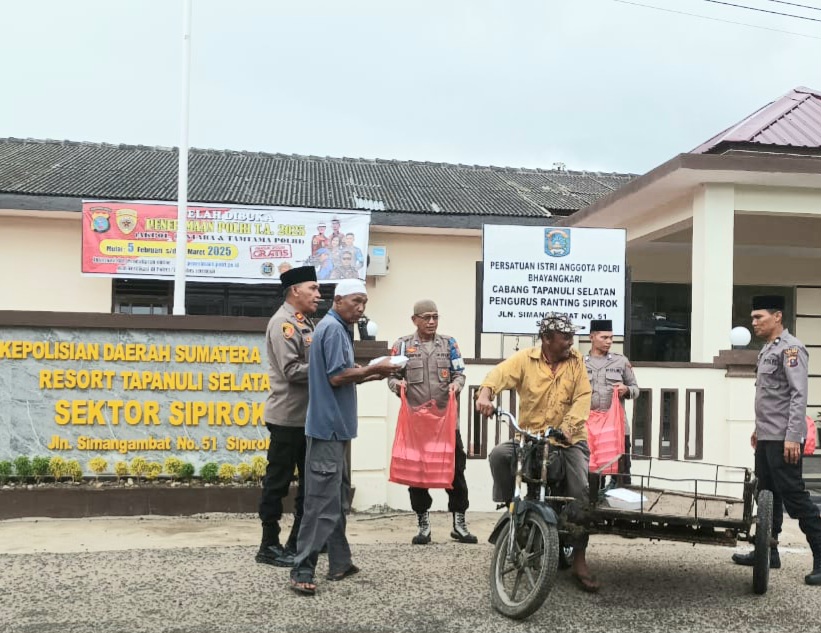Kapolsek Sipirok, Iptu Aswin Manurung, bersama anggota tampak sibuk membagikan nasi kotak kepada pengguna jalan yang melintas dalam program rutin Jumat Berkah